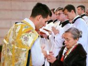 LAS MANOS JUNTAS, ATADAS CON UNA CINTA