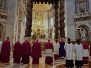 REALIZAN RITO DE REPARACIÓN EN ALTAR PROFANADO POR HOMBRE DESNUDO EN LA BASÍLICA DE SAN PEDRO