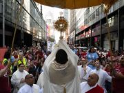 LA PROCESIÓN EUCARÍSTICA MÁS GRANDE DE LA HISTORIA DE EE. UU: 4 MIL PERSONAS FRENTE A JESÚS EUCARISTÍA