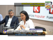LE DAN CON PALO A KEIKO FUJIMORI