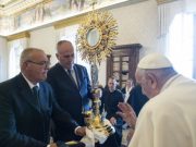 LA EUCARISTÍA ES FUENTE Y CUMBRE DE LA VIDA CRISTIANA: JESÚS ES LA EUCARISTÍA Y NO UN MERO SIMBOLISMO