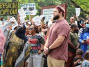 PADRES MUSULMANES PROTESTAN CONTRA ENSEÑANZA PRO GAY Y PRO TRANS EN COLEGIOS DE MARYLAND (EE. UU)