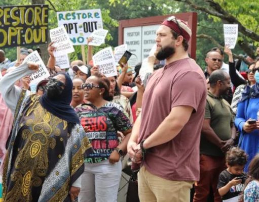 PADRES MUSULMANES PROTESTAN CONTRA ENSEÑANZA PRO GAY Y PRO TRANS EN COLEGIOS DE MARYLAND (EE. UU)