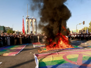 MANIFESTANTES QUEMAN BANDERAS LGTBI EN IRÁN MOSTRANDO SU RECHAZO AL COLECTIVO TRAS EL INCENDIO DE UN CORÁN EN SUECIA