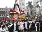 DINA BOLUARTE PUSO EL HOMBRO Y CARGÓ LAS ANDAS DE LA ‘PATRONA DE AMÉRICA’