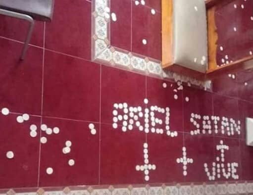 UN ACTO VIL Y DEMONÍACO CONTRA JESÚS EUCARISTÍA: PROFANAN TEMPLO MARIANO EN PANAMÁ Y FORMAN FRASES SATÁNICAS CON HOSTIAS CONSAGRADAS