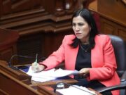 CONGRESISTA FLOR PABLO DICE QUE FUE EMBAUCADA. FIRMÓ REGRESO DE DOCENTES INCOMPETENTES SIN DARSE CUENTA