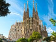 EL TEMPLO DE LA SAGRADA FAMILIA DE BARCELONA – ESPAÑA CULMINA ESTA SEMANA LA CONSTRUCCIÓN DE LAS TORRES DE LOS CUATRO EVANGELISTAS