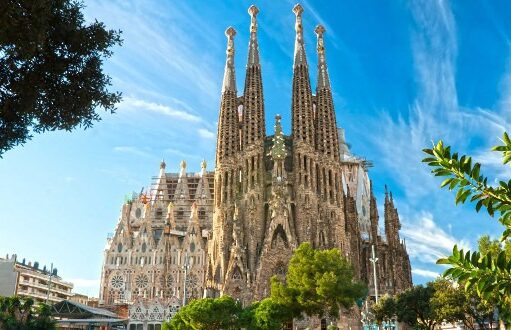 EL TEMPLO DE LA SAGRADA FAMILIA DE BARCELONA – ESPAÑA CULMINA ESTA SEMANA LA CONSTRUCCIÓN DE LAS TORRES DE LOS CUATRO EVANGELISTAS