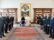 PAPA FRANCISCO RECIBIÓ A DINA BOLUARTE QUE ESTUVO VESTIDA TOTALMENTE DE NEGRO Y ACOMPAÑADA DE LOS HOMBRES DE NEGRO