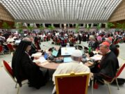 ORDENAR MUJERES ES UN INTENTO DE CLERICALIZAR A LOS SEGLARES PUNTUALIZÓ UNA MUJER EN EL SÍNODO Y FUE APLAUDIDA