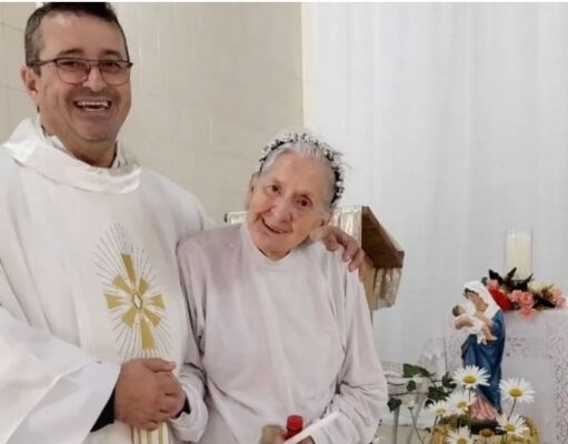 NUNCA ES TARDE PARA SER BAUTIZADOS, ASÍ LO DEMUESTRA ESTA MUJER DE 73 AÑOS