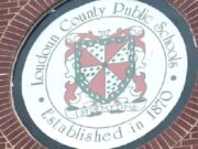 ESTUDIANTES DE SECUNDARIA PROTESTAN POR LAS POLÍTICAS TRANS DE SU DISTRITO ESCOLAR EN VIRGINIA (EE. UU.)