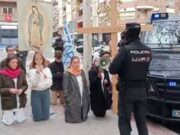 DETIENEN A LAS AFUERAS DE ALGUNAS CLÍNICAS ABORTISTAS A VALIENTES JÓVENES PROVIDA POR REZAR EL SANTO ROSARIO