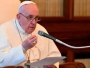 ESPLÉNDIDA ACLARACIÓN DEL PAPA FRANCISCO SOBRE LA BENDICIÓN ECLESIAL A PAREJAS GAIS: SE BENDICE A LAS PERSONAS NO AL PECADO