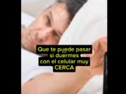 CONSECUENCIAS DE DORMIR CON EL CELULAR AL LADO DE TU MESA DE NOCHE