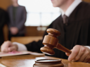 ¡INSÓLITO! UN TRIBUNAL CIVIL DE BRUSELAS IMPONE A DOS ARZOBISPOS PAGAR 1500 EUROS CADA UNO A UNA MUJER POR NO ADMITIRLA AL DIACONADO