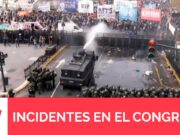CAOS FRENTE AL CONGRESO DE ARGENTINA: VÁNDALOS QUE SE OPONEN A LA LEY BASES DE MILEI TIRAN BOMBAS MOLOTOV, ENTRE OTRAS COSAS, CONTRA LA POLICÍA QUE BUSCA DESALOJARLOS