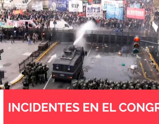 CAOS FRENTE AL CONGRESO DE ARGENTINA: VÁNDALOS QUE SE OPONEN A LA LEY BASES DE MILEI TIRAN BOMBAS MOLOTOV, ENTRE OTRAS COSAS, CONTRA LA POLICÍA QUE BUSCA DESALOJARLOS