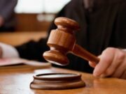 EJECUTIVA DE PORSCHE ES CONDENADA SOLO A SIETE AÑOS Y MEDIO DE PRISIÓN EN ALEMANIA POR ARROJAR A SU HIJA RECIÉN NACIDA DESDE LA VENTANA DE SU APARTAMENTO