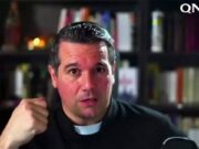 ¿ESTÁ MAL QUE UN SACERDOTE INTENTE SER MISERICORDIOSO?