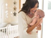 JOVEN DESISTE DE ABORTAR A SU BEBE DE 8 SEMANAS AL VER UN MODELO DE UN CONCEBIDO DE 8 SEMANAS