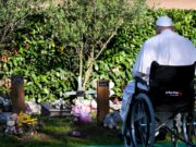 PAPA FRANCISCO REZÓ ANTE LA TUMBA DE LOS NIÑOS ABORTADOS EN EL DÍA DE LOS FIELES DIFUNTOS