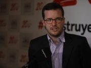 PARECE QUE EL CONGRESISTA CAVERO SE TOCÓ DE NERVIOS