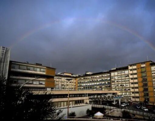 EL SIGNO DE DIOS, UN ARCOÍRIS EN EL CIELO, APARECIÓ SOBRE EL HOSPITAL GEMELLI DONDE ESTÁ INTERNADO EL PAPA FRANCISCO