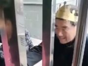 ASÍ TRATA LA CHINA COMUNISTA A LOS SACERDOTES QUE SE NIEGAN A REGISTRARSE EN LOS ORGANISMOS OFICIALES CONTROLADOS POR EL GOBIERNO CHINO