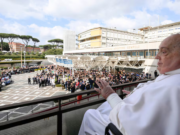 EL PAPA FRANCISCO FUE DADO DE ALTA Y YA SE ENCUENTRA EN EL VATICANO