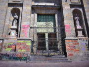 FEMINAZIS Y VÁNDALAS: ELLAS PIDEN RESPETO, PERO NO SABEN DARLO