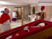 OFICIALMENTE SE DIFUNDIERON LAS PRIMERAS IMÁGENES DEL FÉRETRO DEL PAPA FRANCISCO