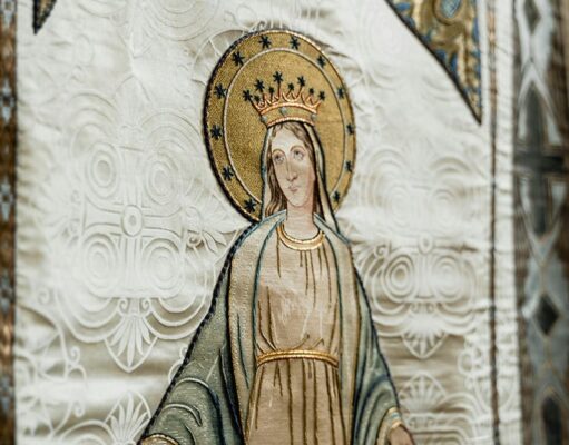 NO ESTAMOS DE ACUERDO CON QUE A LA VIRGEN MARÍA NO SE LE DIGA CORREDENTORA