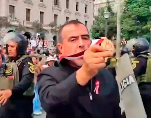 IBER MARAVÍ ES UN FETICHISTA, IDÓLATRA, PORQUE PONE SU MEDALLA DE PARLAMENTARIO COMO EL PROTECTOR DE SUS INCONDUCTAS
