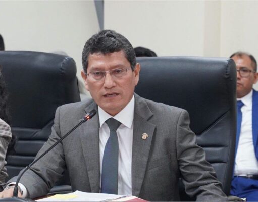 PUSO SU CARGO A DISPOSICIÓN DE LA COMISIÓN DE ÉTICA