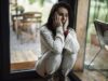 EL ENGAÑO PROGRE-FEMINISTA: HACER CREER POR MUCHOS AÑOS QUE LA AMA DE CASA ES UNA MUJER INSATISFECHA Y DEPRIMIDA