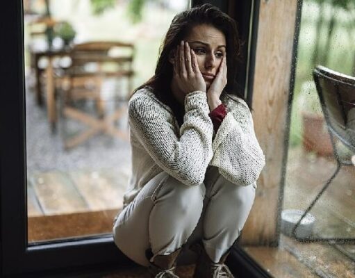 EL ENGAÑO PROGRE-FEMINISTA: HACER CREER POR MUCHOS AÑOS QUE LA AMA DE CASA ES UNA MUJER INSATISFECHA Y DEPRIMIDA
