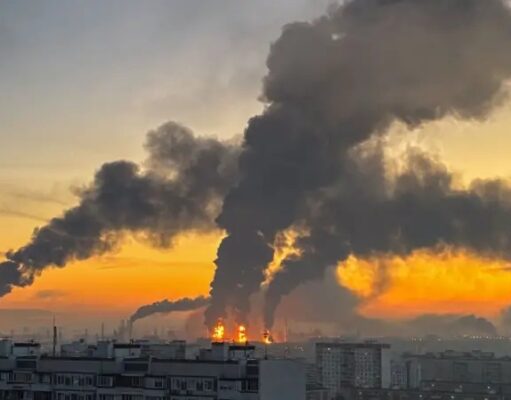 MIENTRAS BUSCAN REACTIVAR LA PAZ, UCRANIA LANZA SU MAYOR ATAQUE CON DRONES CONTRA MOSCÚ