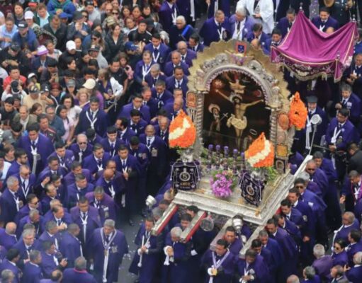 CUARTO RECORRIDO DEL SEÑOR DE LOS MILAGROS: FIELES MADRUGARON PARA ESCUCHAR LA MISA Y SEGUIR LA PROCESIÓN