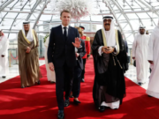 LA INDIFERENCIA DE MACRON ANTE LA VIOLENCIA DEL FIN DE SEMANA EN FRANCIA: SE VA DE GIRA POR EL GOLFO PÉRSICO